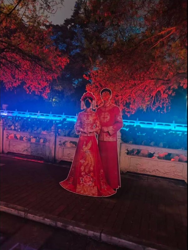 脸伸进去发现出不来了，，