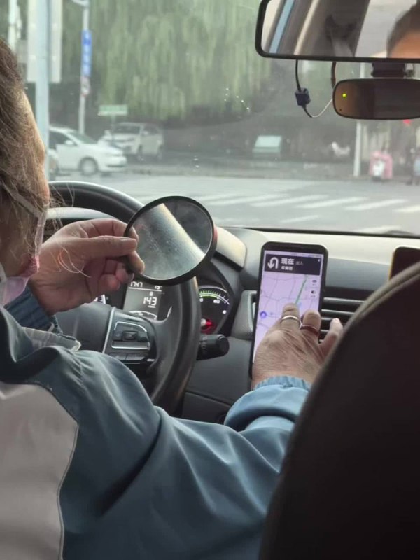 #驾驶技巧 她这么做肯定是有道理的#驾驶技巧 她这么做肯定是有道理的