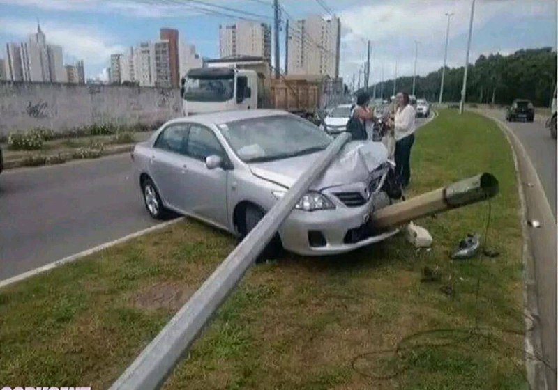 遇到车祸先不慌，先给汽车来根烟