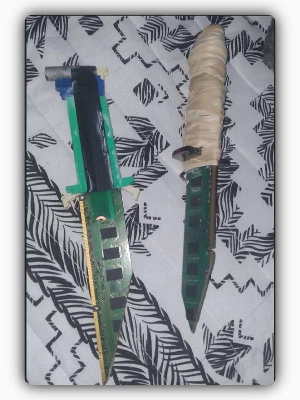 自制次世代赛博冷兵器#diy #电路板 #刀 #赛博朋克￼￼