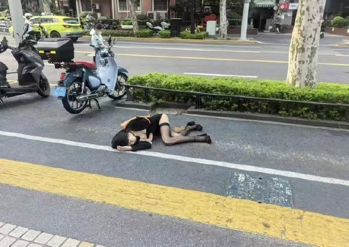 街头黑丝女孩又睡在马路边 #醉酒街头黑丝女孩又睡在马路边 #醉酒