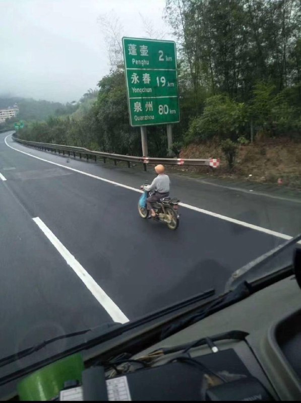 他不是带头盔了吗