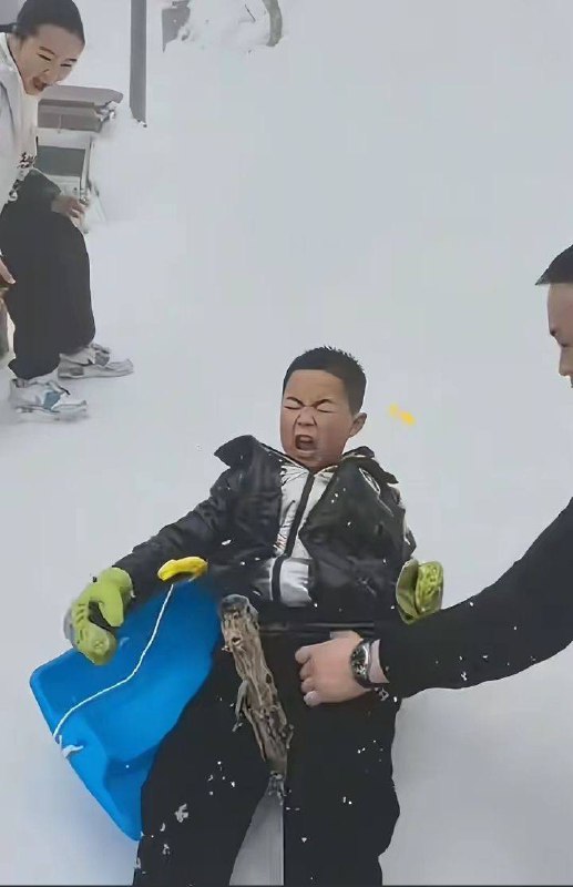 他慢慢的不再是一个男孩