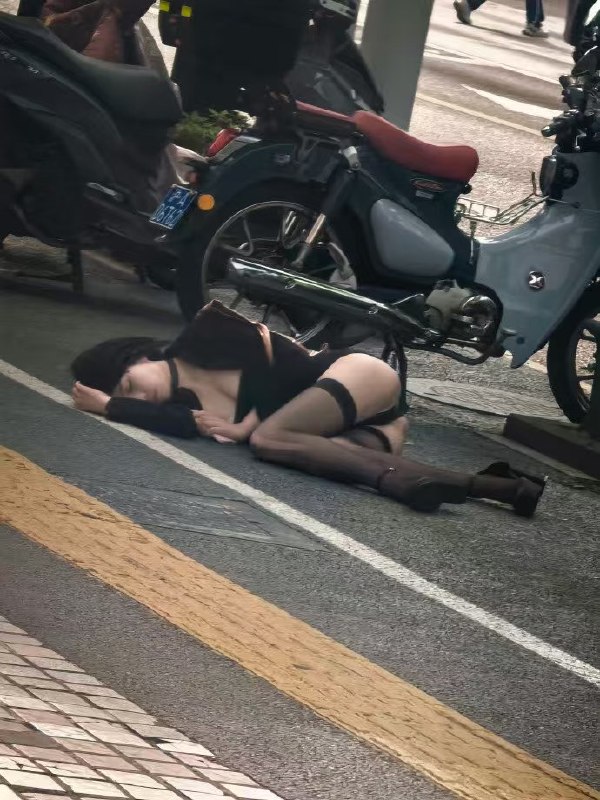 街头黑丝女孩又睡在马路边 #醉酒街头黑丝女孩又睡在马路边 #醉酒