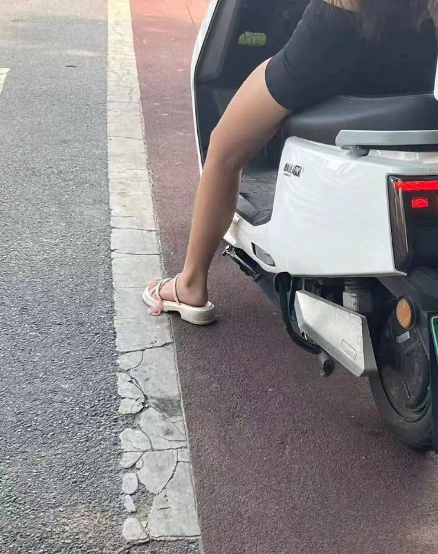 带孩子出来遛弯呢