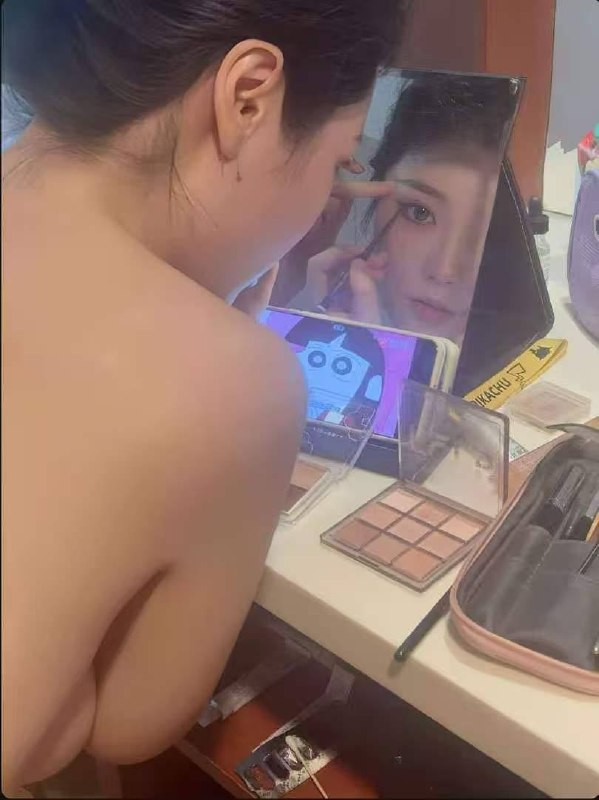 认真化妆中