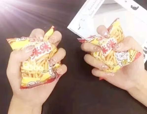 抓咪 塞满两只手